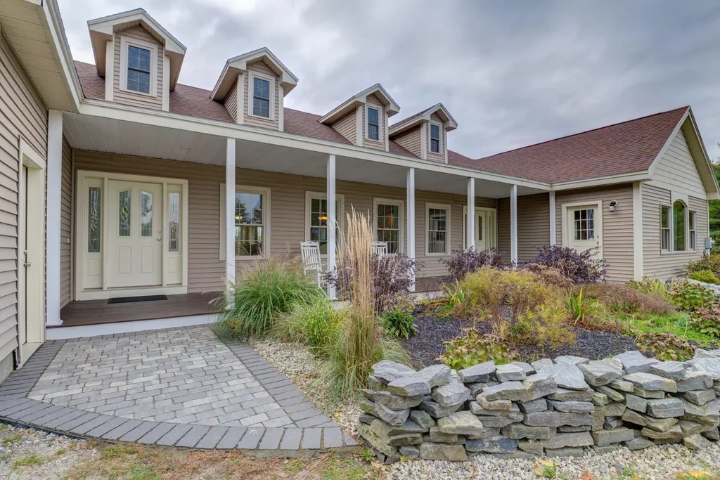 10 Victoria Drive Gray ME 04039