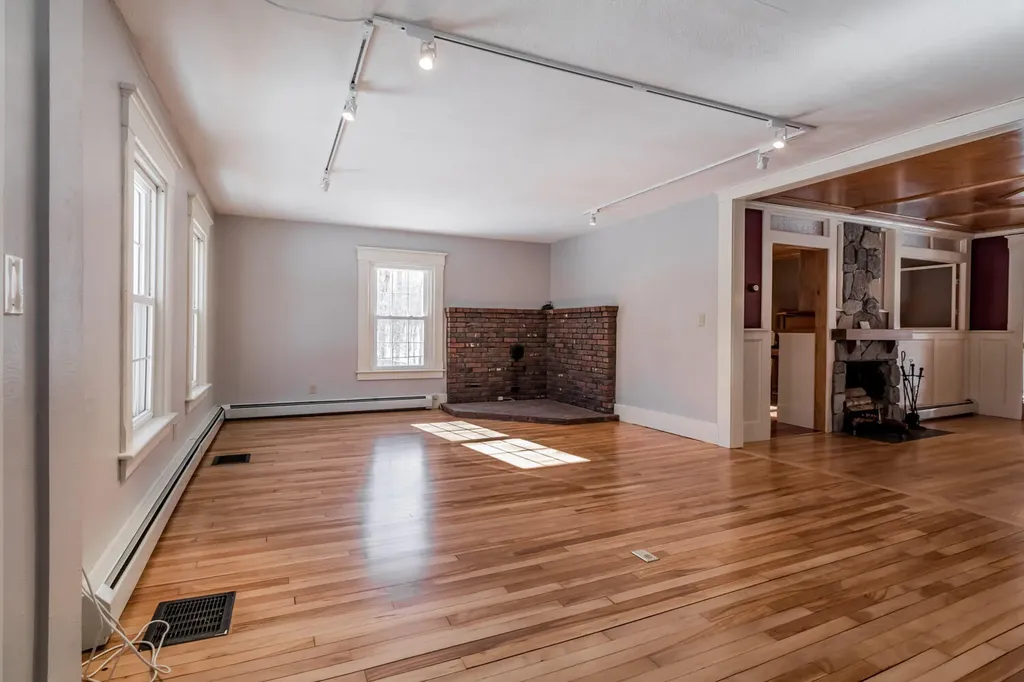 209 Dunn Road Poland ME 04274