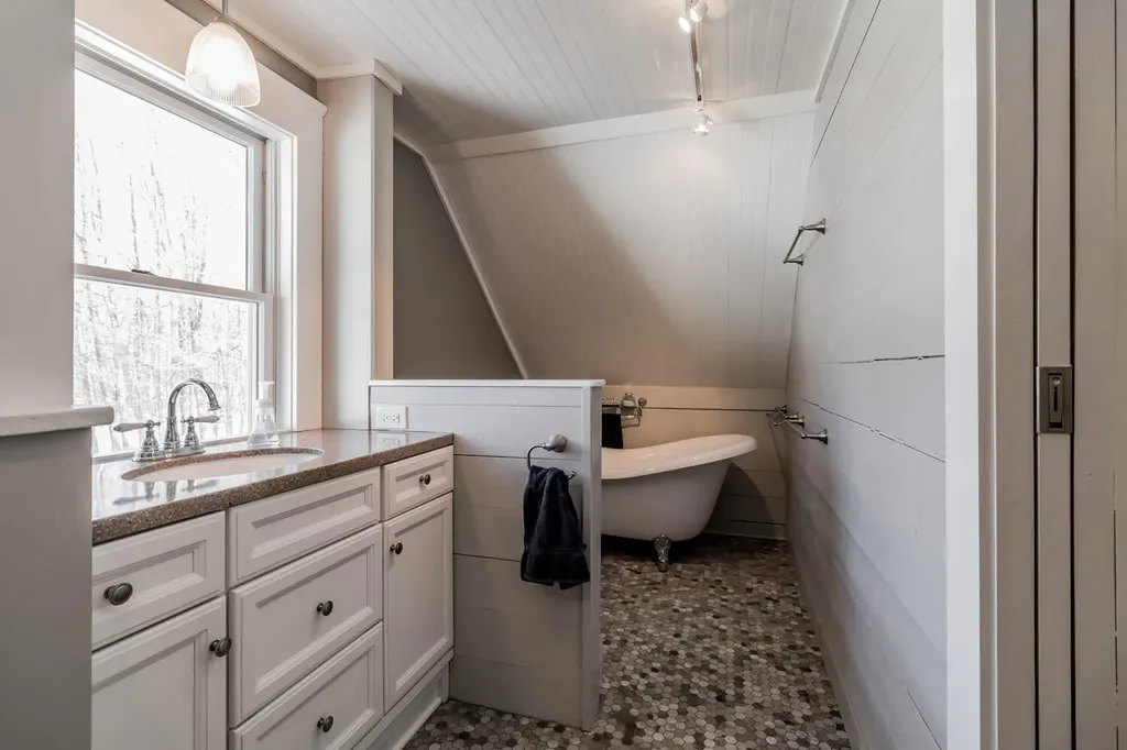 209 Dunn Road Poland ME 04274