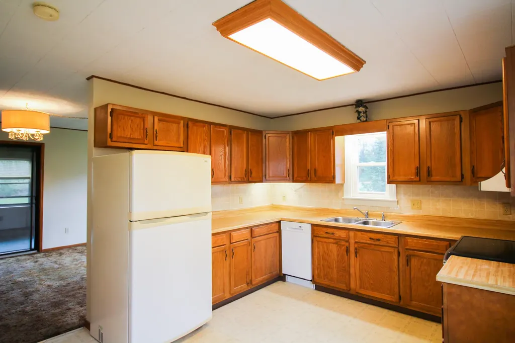 41 Phillips Road Glenburn ME 04401