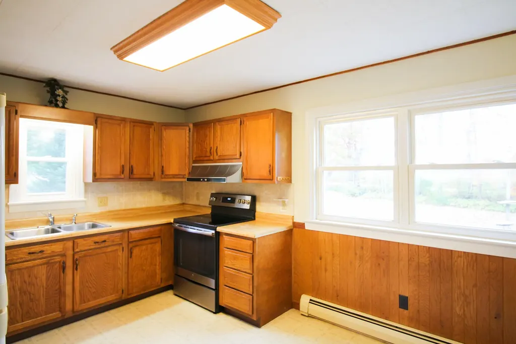 41 Phillips Road Glenburn ME 04401