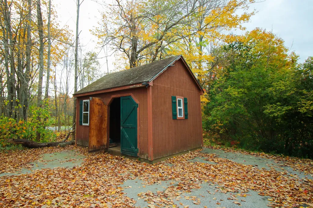 41 Phillips Road Glenburn ME 04401