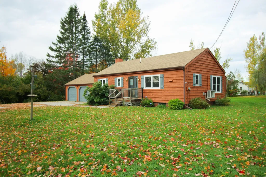 41 Phillips Road Glenburn ME 04401