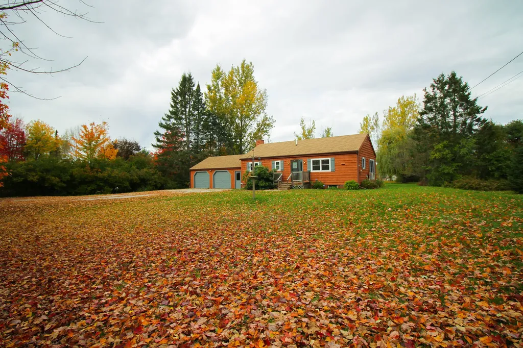 41 Phillips Road Glenburn ME 04401