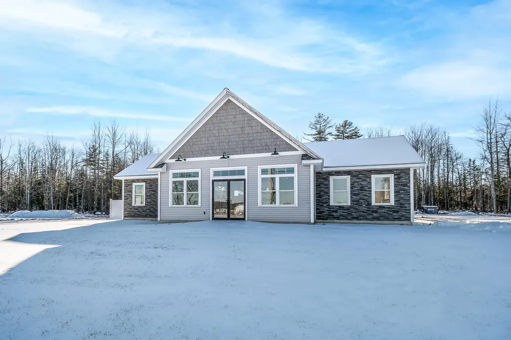 107 Main Road Holden ME 04429