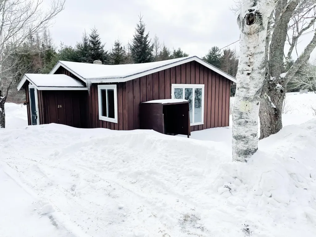 28 S Bay Road Franklin ME 04634
