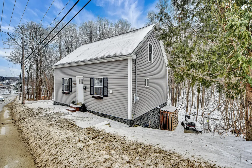 26 Northern Avenue Farmingdale ME 04344