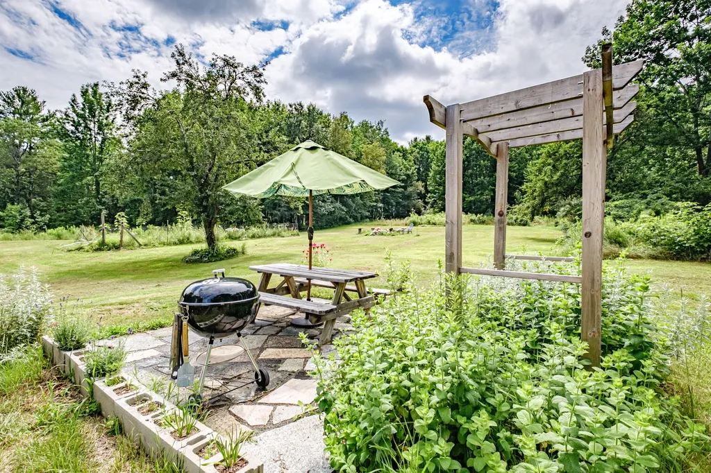 190 Millay Road Bowdoinham ME 04008