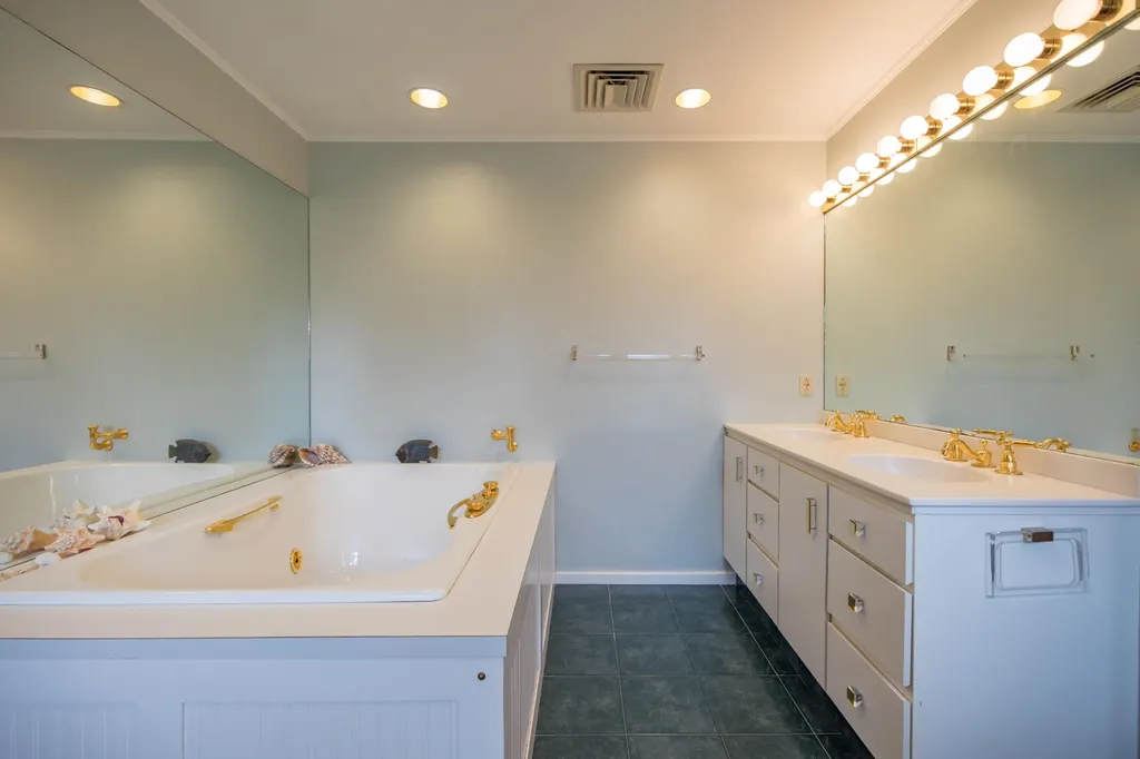 15 Delcliffe Lane Lewiston ME 04240