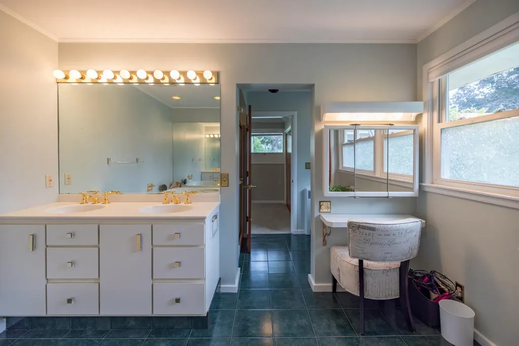 15 Delcliffe Lane Lewiston ME 04240