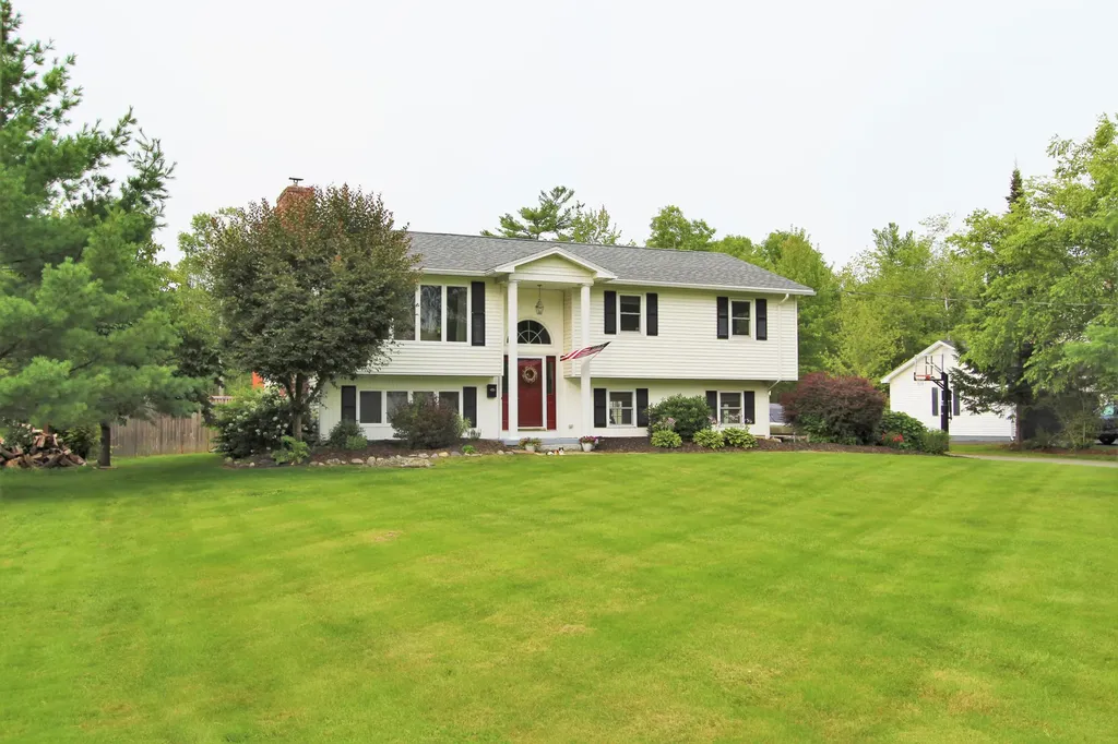 82 Canterbury Road Brewer ME 04412