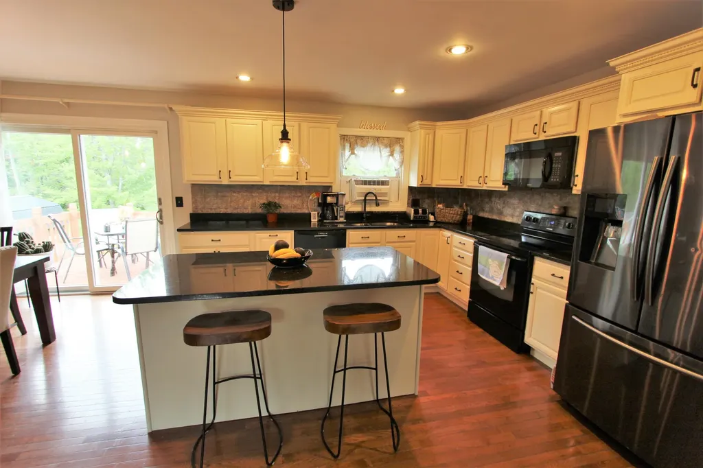 82 Canterbury Road Brewer ME 04412