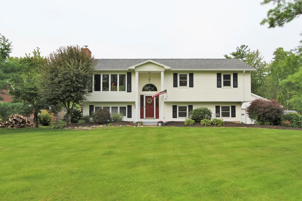 82 Canterbury Road Brewer ME 04412