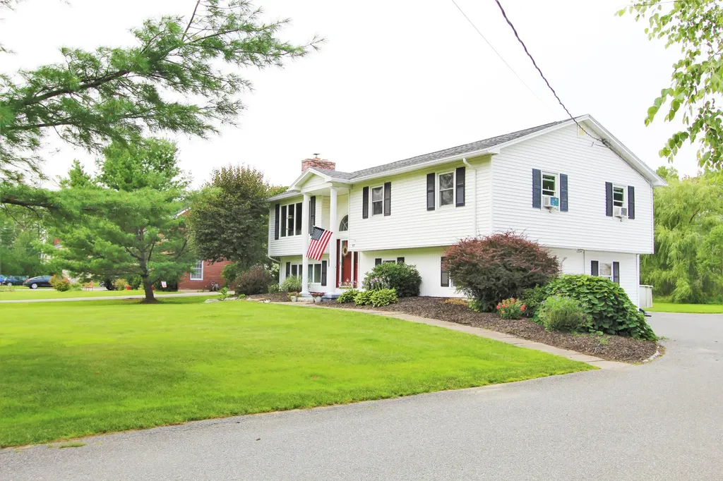 82 Canterbury Road Brewer ME 04412