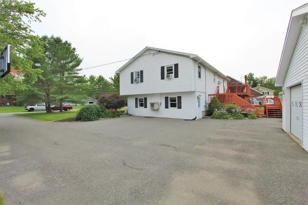 82 Canterbury Road Brewer ME 04412