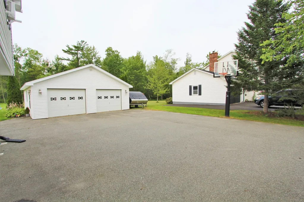82 Canterbury Road Brewer ME 04412