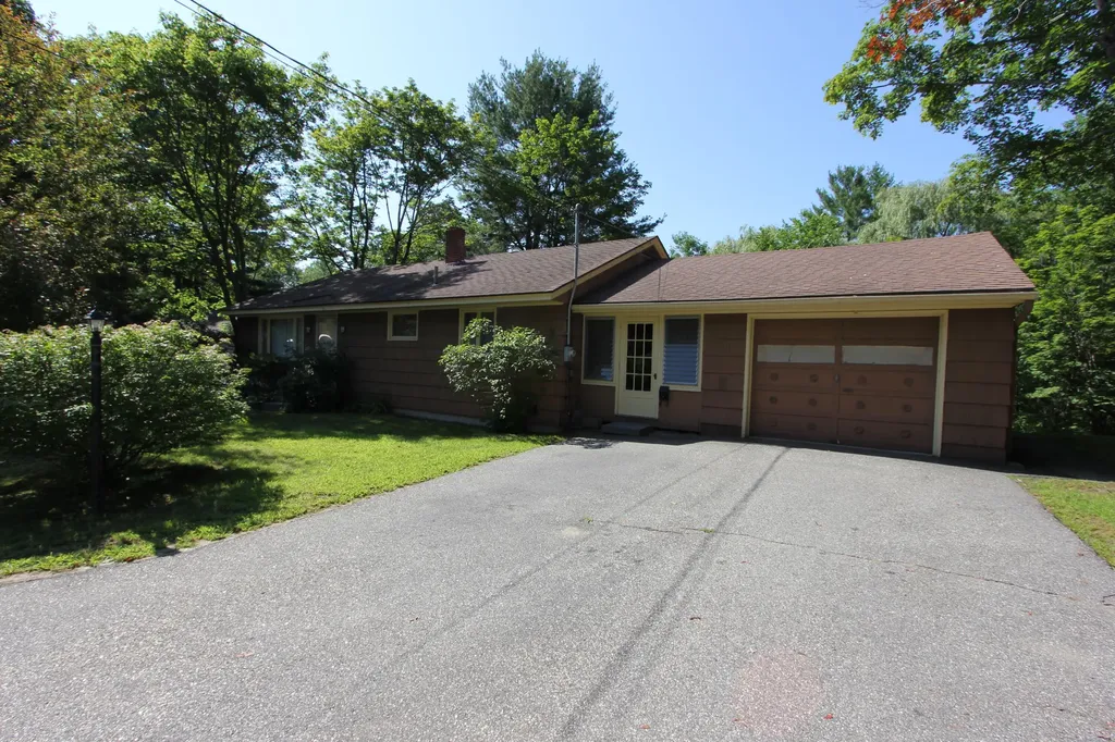 17 Brooks Avenue Lewiston ME 04240