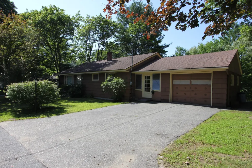 17 Brooks Avenue Lewiston ME 04240