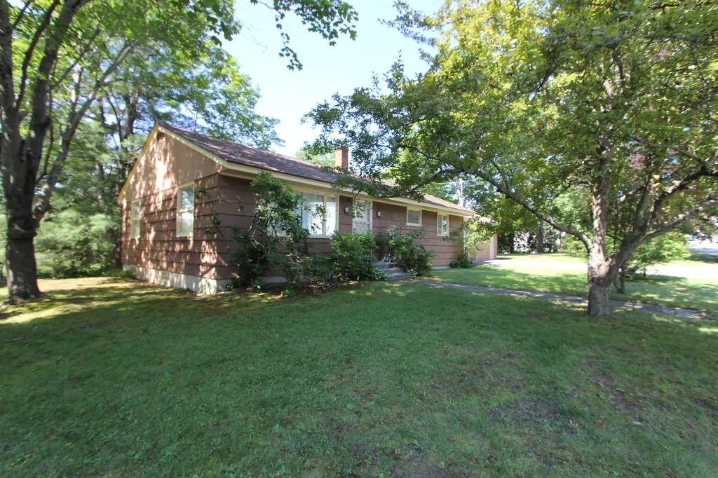 17 Brooks Avenue Lewiston ME 04240