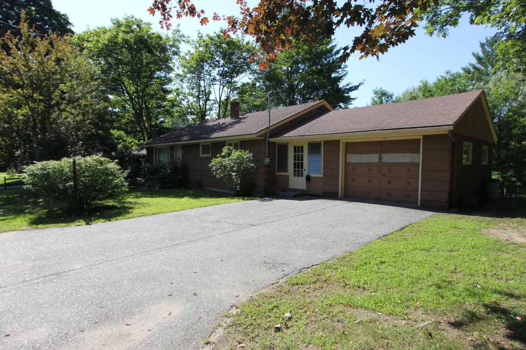 17 Brooks Avenue Lewiston ME 04240