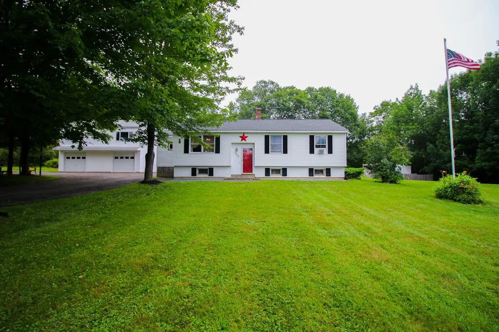 359 Lakeview Road Glenburn ME 04401