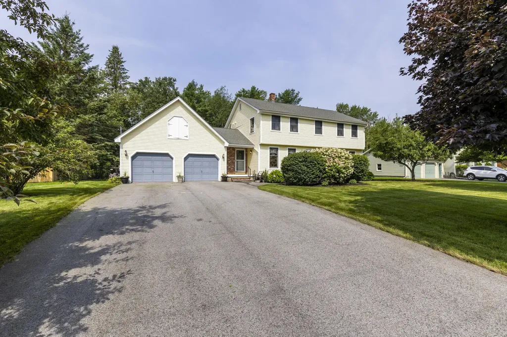 10 Constitution Avenue Hampden ME 04444