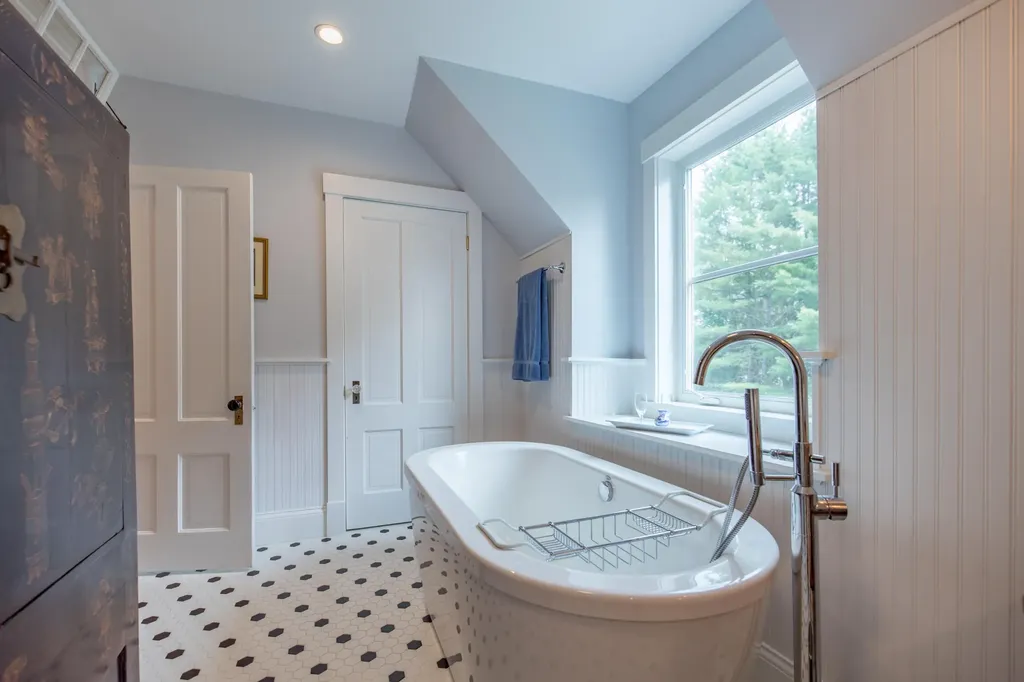 1048 Hotel Road Auburn ME 04210