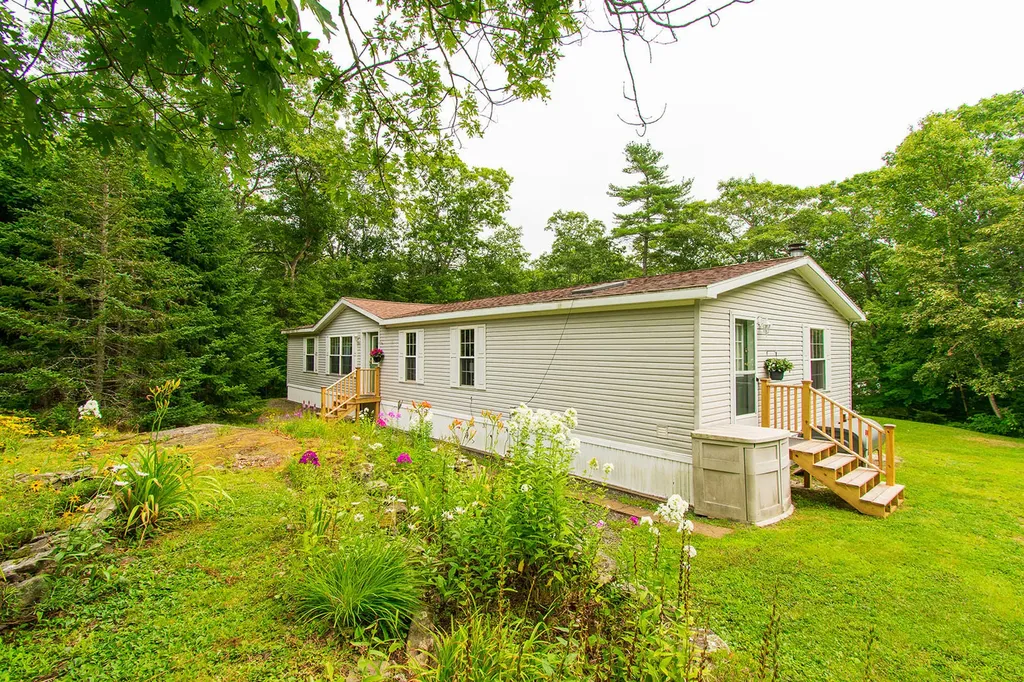 18 Old Settlers Lane Cushing ME 04563