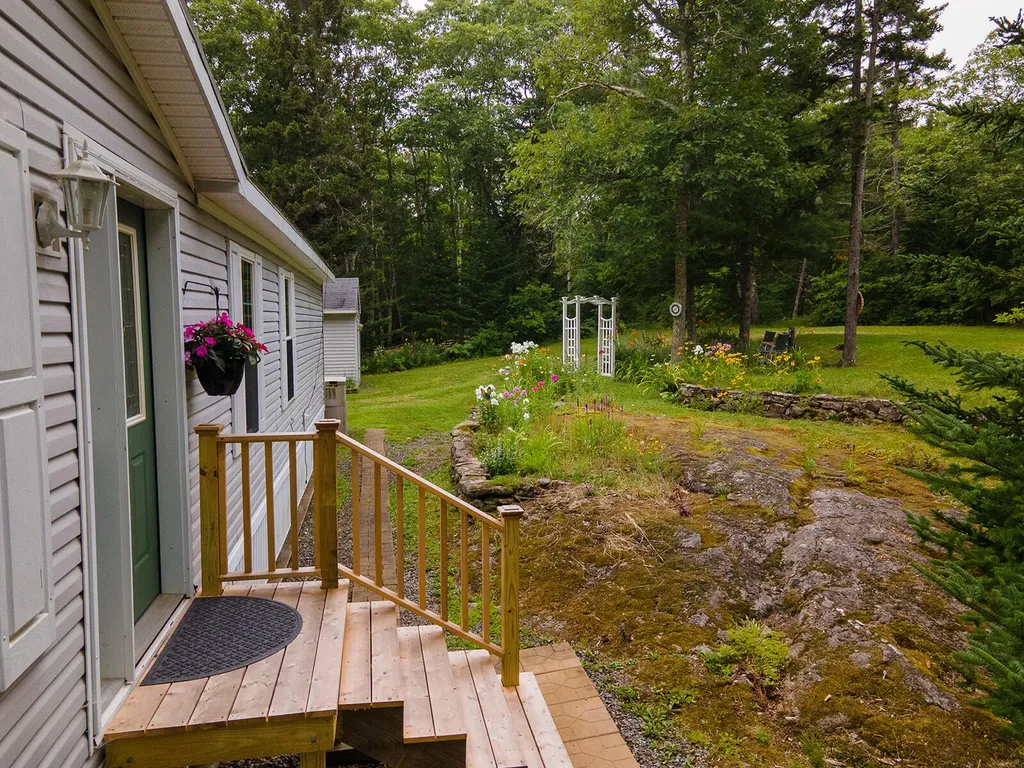 18 Old Settlers Lane Cushing ME 04563