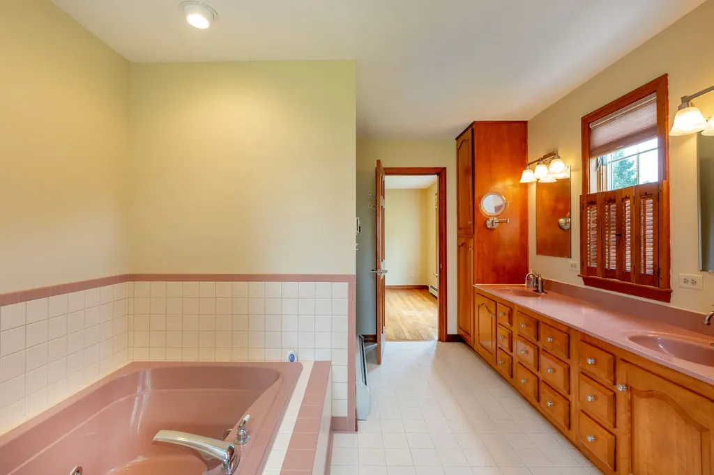 24 Amberley Way Auburn ME 04210