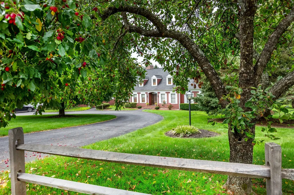 24 Amberley Way Auburn ME 04210