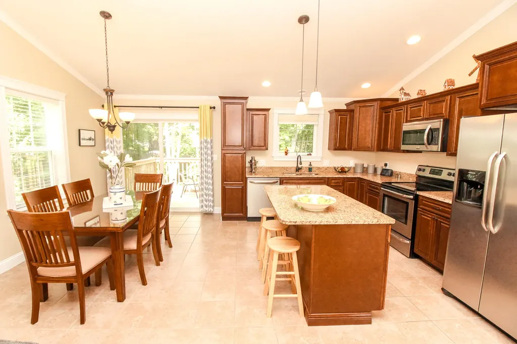 9 Sunrise Lane Hampden ME 04444