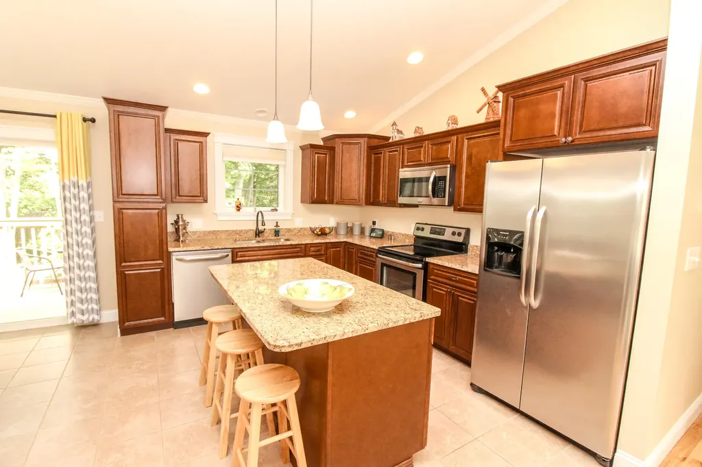 9 Sunrise Lane Hampden ME 04444