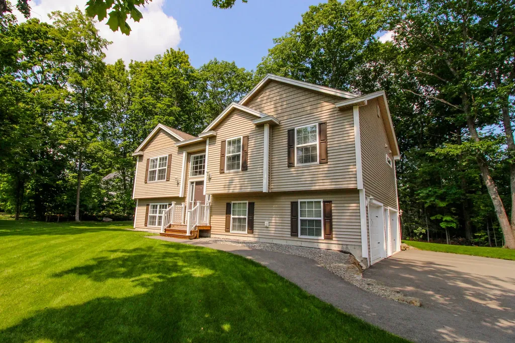 9 Sunrise Lane Hampden ME 04444