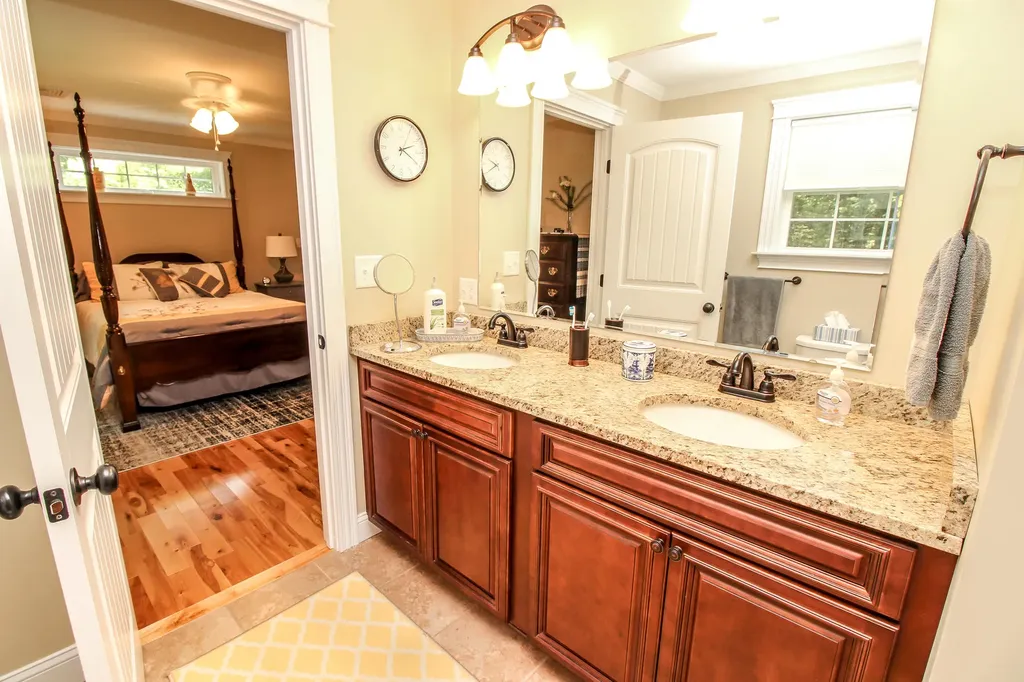 9 Sunrise Lane Hampden ME 04444