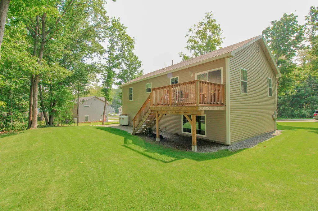 9 Sunrise Lane Hampden ME 04444