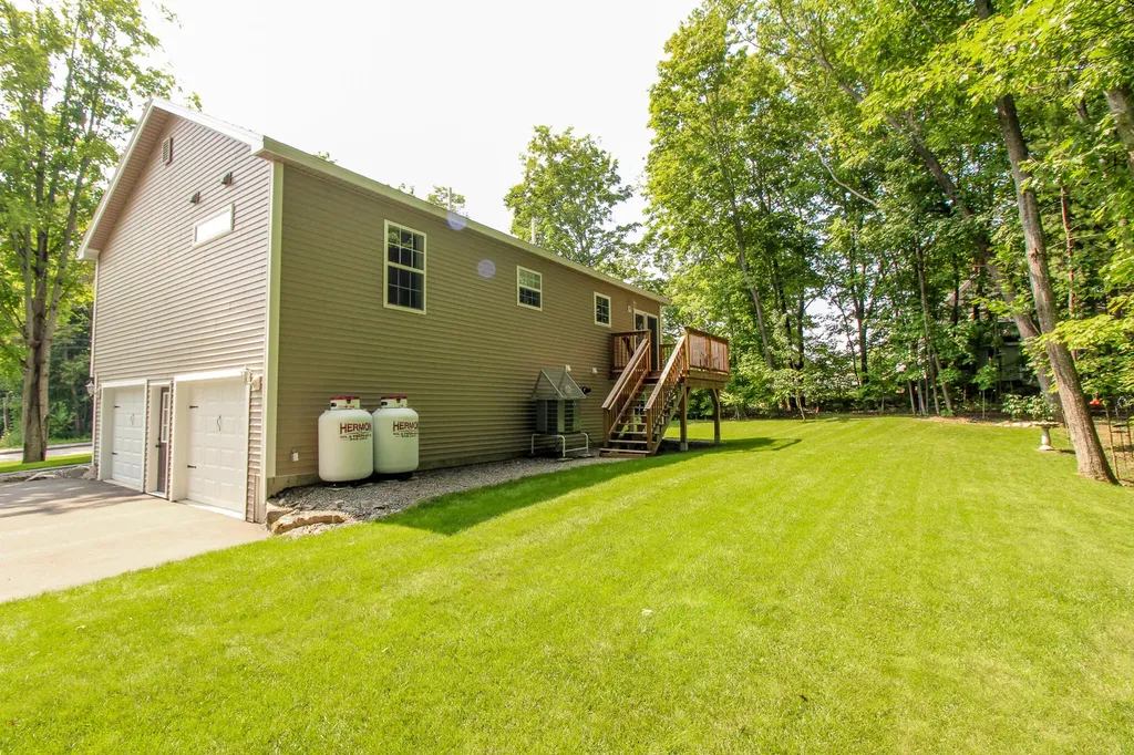 9 Sunrise Lane Hampden ME 04444
