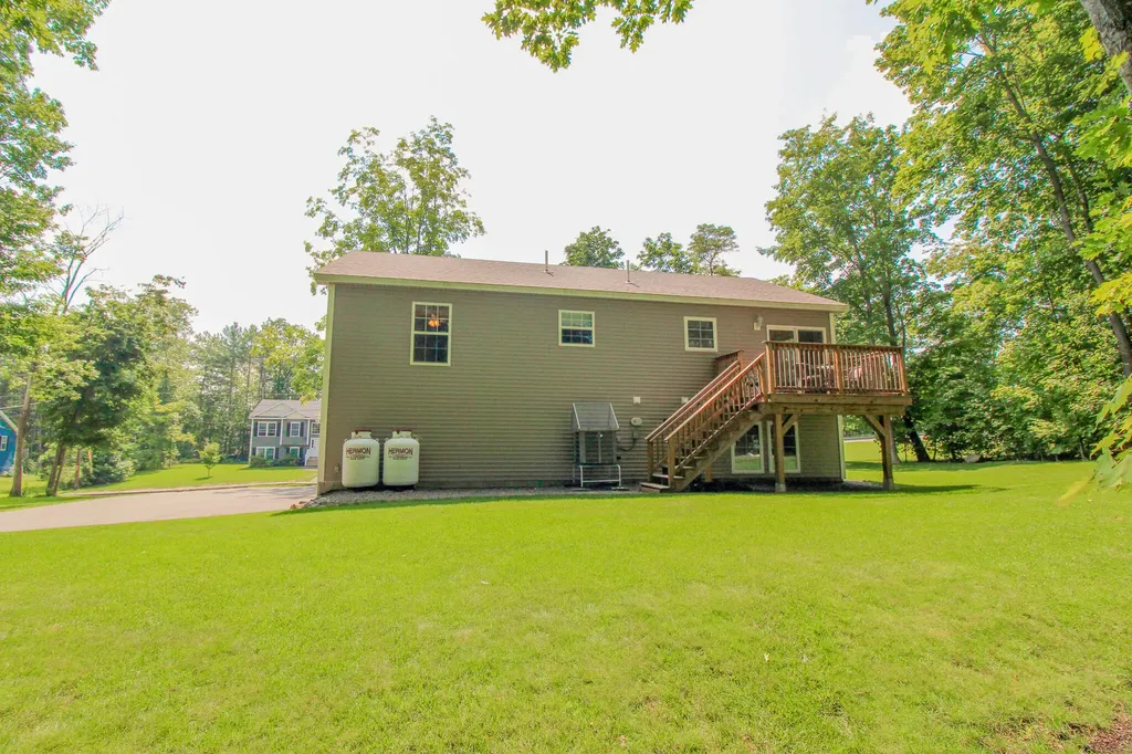 9 Sunrise Lane Hampden ME 04444