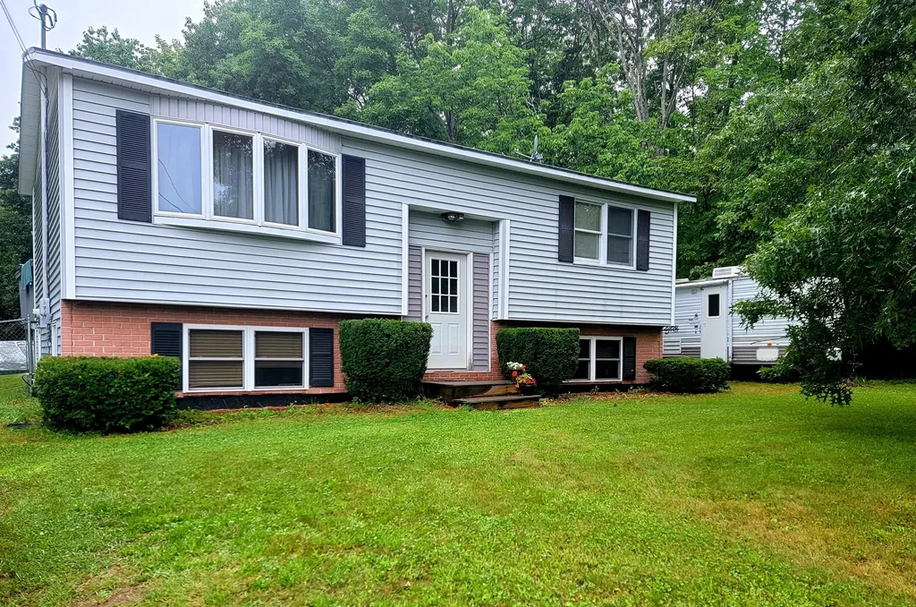 60 Lunt Road Newport ME 04953