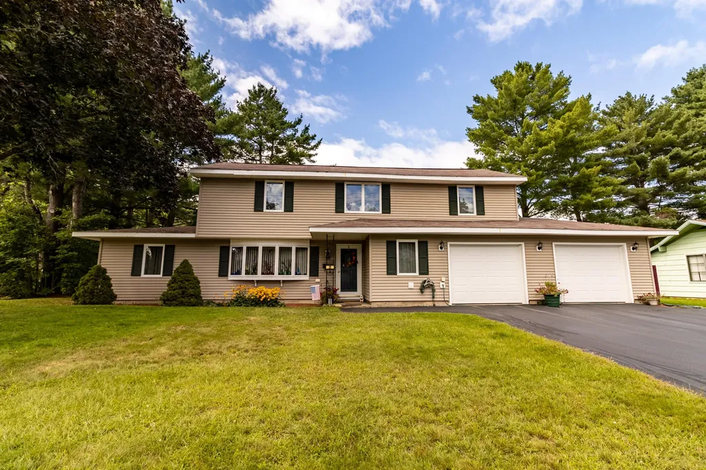 28 Robinson Gardens Lewiston ME 04240