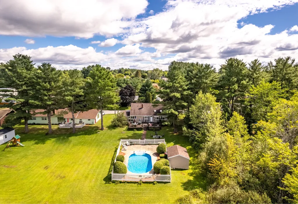 28 Robinson Gardens Lewiston ME 04240