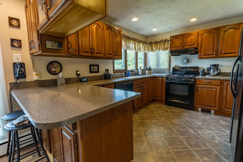 28 Robinson Gardens Lewiston ME 04240