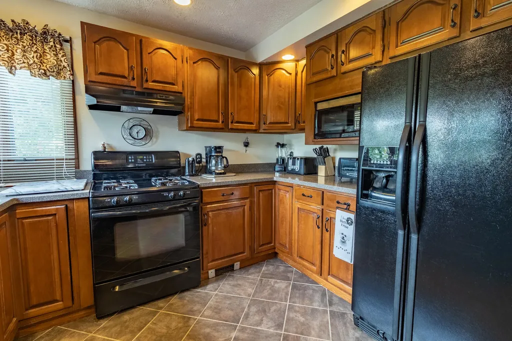 28 Robinson Gardens Lewiston ME 04240