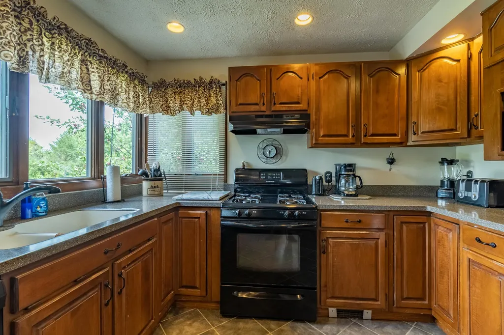 28 Robinson Gardens Lewiston ME 04240