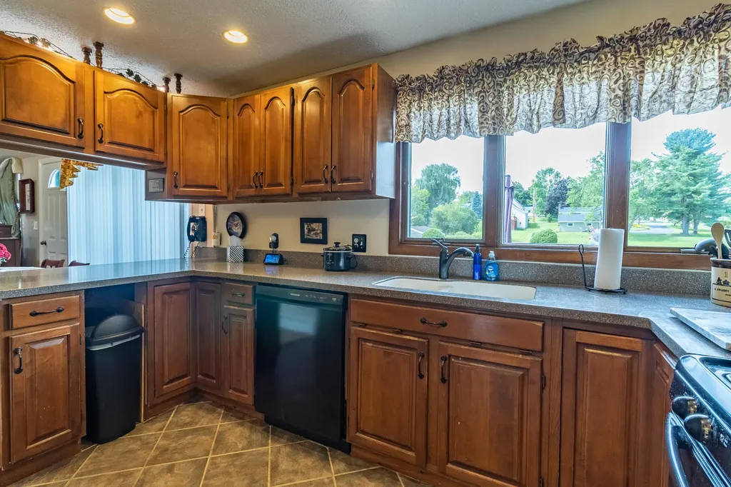 28 Robinson Gardens Lewiston ME 04240