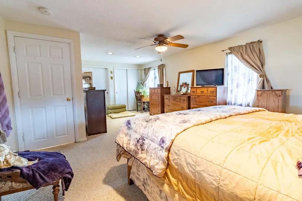 28 Robinson Gardens Lewiston ME 04240
