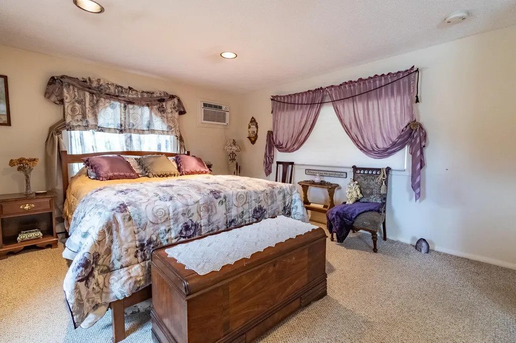 28 Robinson Gardens Lewiston ME 04240