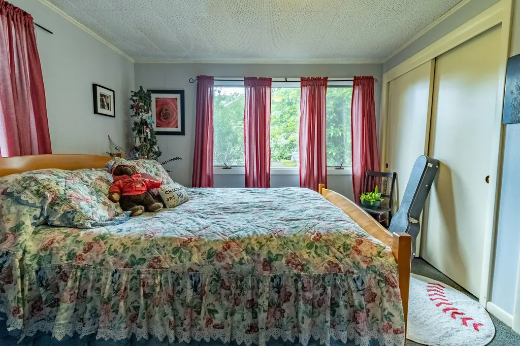 28 Robinson Gardens Lewiston ME 04240