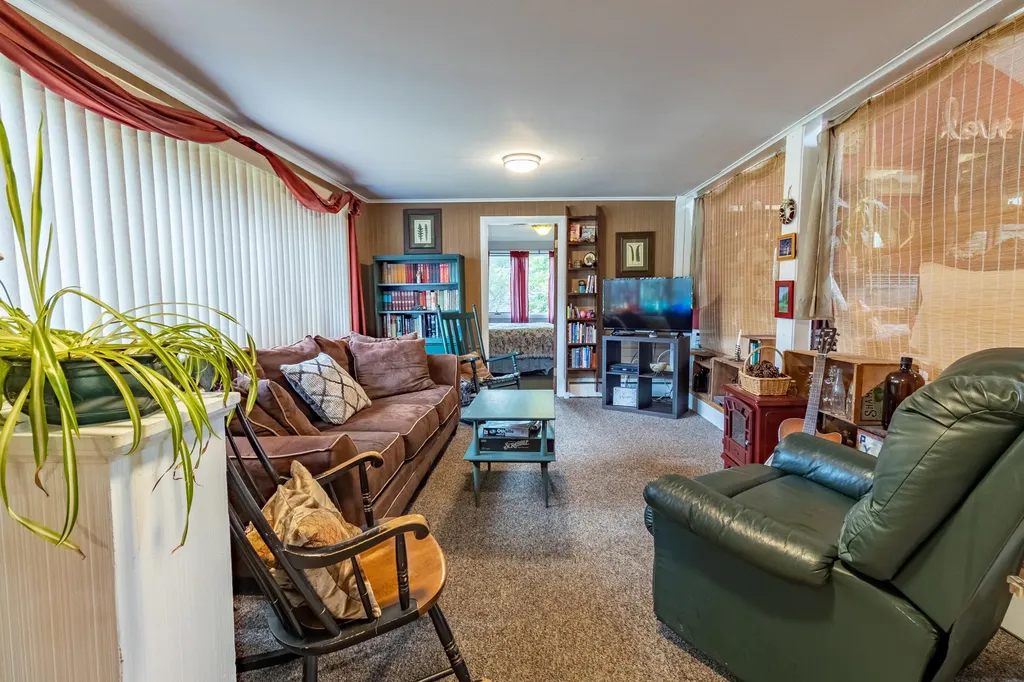 28 Robinson Gardens Lewiston ME 04240