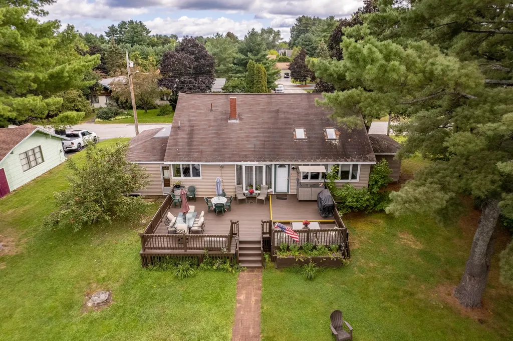 28 Robinson Gardens Lewiston ME 04240